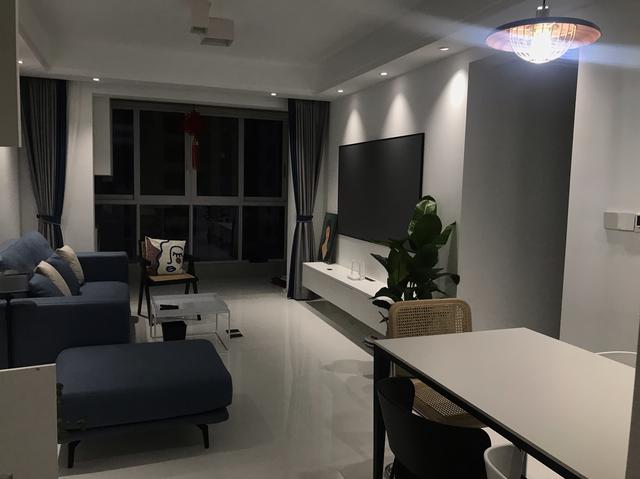 我的小窩終于畢業(yè)了，我喜歡這樣的白色裝飾，當(dāng)我走進(jìn)門(mén)的時(shí)候，我